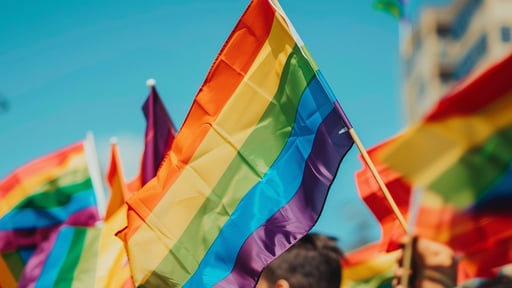 ทำไมสัญลักษณ์ของ pride month ถึงเป็นธงสีรุ้ง